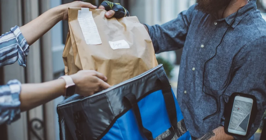 Delivery propio vs apps de delivery: comparativa con números reales para tu local gastronómico