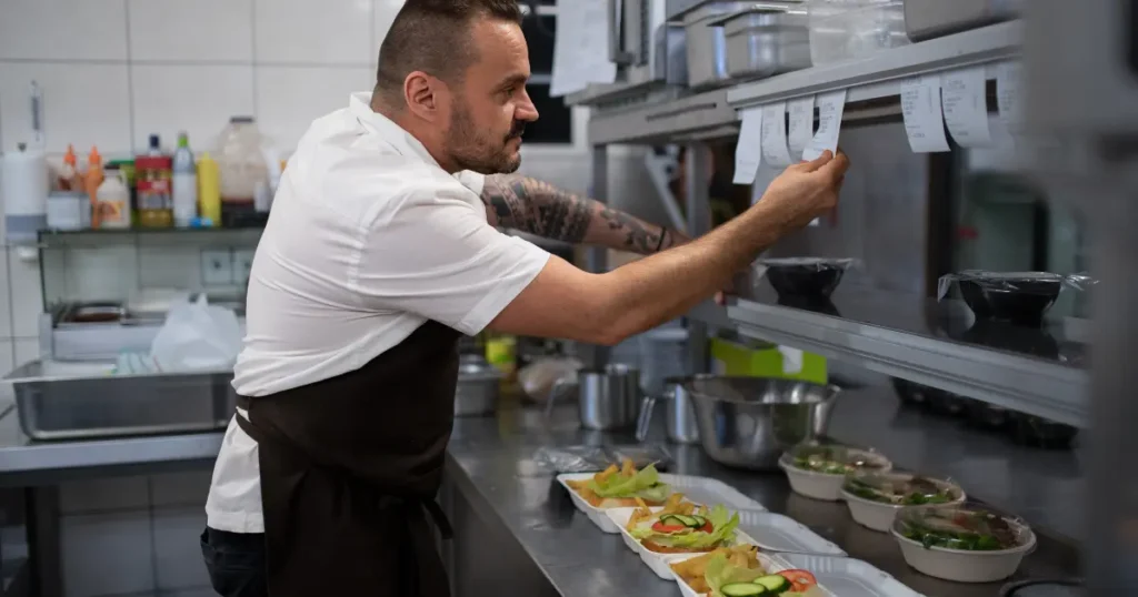 Qué es una comanda y cómo funciona el circuito de comandas (mesa → cocina, sin papeles)