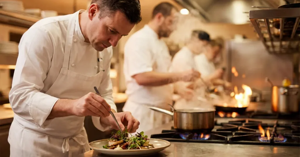 Fin de semana largo en tu restaurante: cómo preparar las 3 noches del 21 al 23 de noviembre